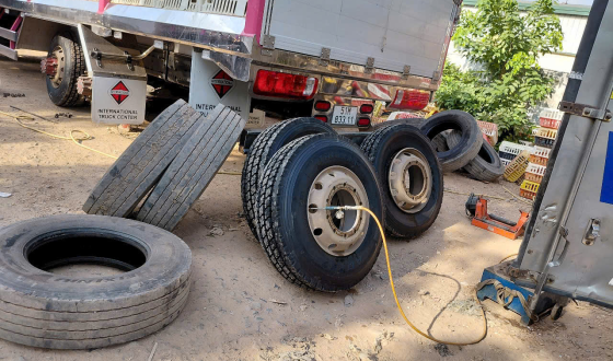 V&aacute; vỏ lốp &ocirc; t&ocirc; Quốc lộ 1: Hỗ trợ xe thủng lốp, x&igrave; hơi v&agrave; sự cố lốp dọc đường
